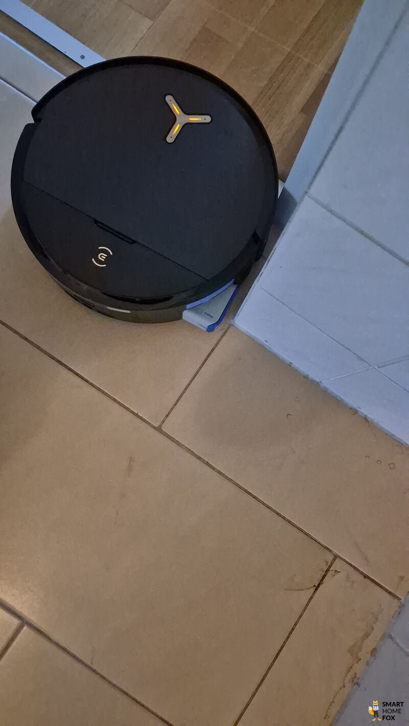 Der ECOVACS DEEBOT X9 PRO OMNI kommt beim Wischen nicht ganz bis an die Fußleisten heran.